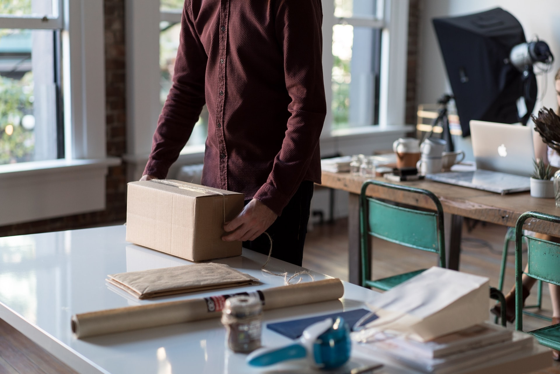 Um homem a preparar uma caixa para entrega