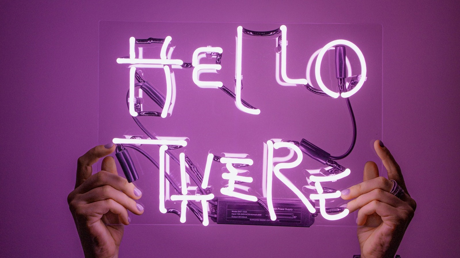 As palavras "hello there" escritas com luzes de neon
